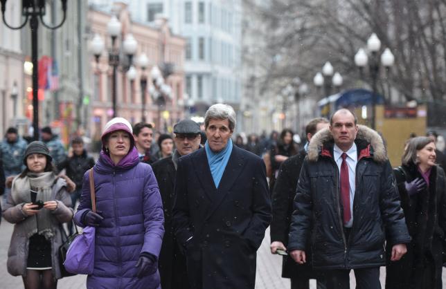 Kerry takes a stroll down Moscow
