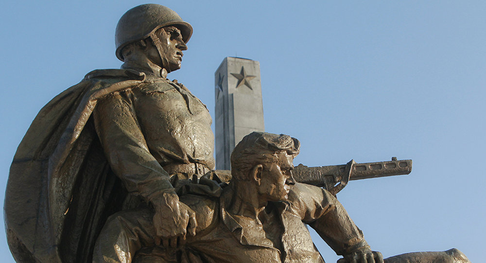 Polish Ex-PM Miller to Sputnik: Russophobia Becomes Warsaw