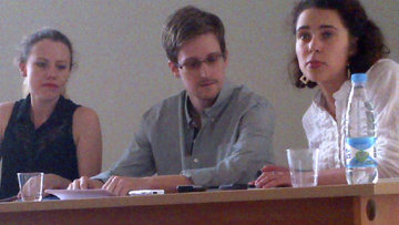 Snowden issued document allowing him to leave transit zone - source